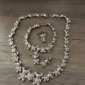 Elegant Silver Jewelry Set with Bear Design